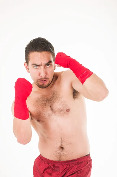 Combattant des arts martiaux portant un short rouge et un bracelet — Photo