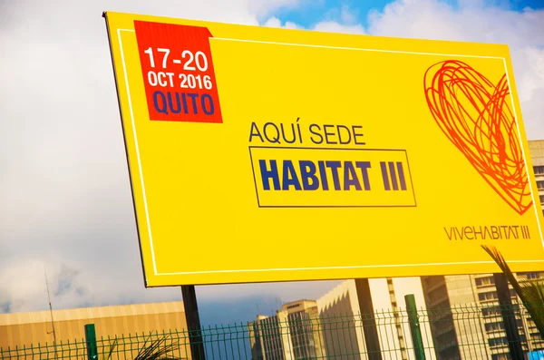 QUITO, ÉQUATEUR - 8 OCTOBRE 2016 : Zone en dehors de Casa de la cultura, lieu de la troisième conférence des Nations Unies sur l'habitat, grand panneau jaune annonçant l'événement en cours, beau ciel bleu — Photo