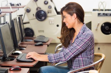 Onunla bir bilgisayar önünde genç kız kartal klavyede eller