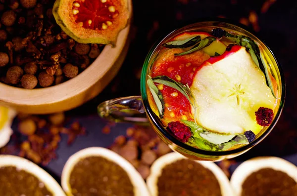 Tasse transparente de thé à infusion avec sélection de plantes colorées à l'intérieur, bel arrangement, concept de thés et herbes — Photo