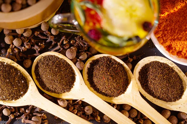 Closeup wooden rustic spoons filled up with fresh herbal tea powder, other teas and spices in background, very nice arrangements — Stock Photo, Image