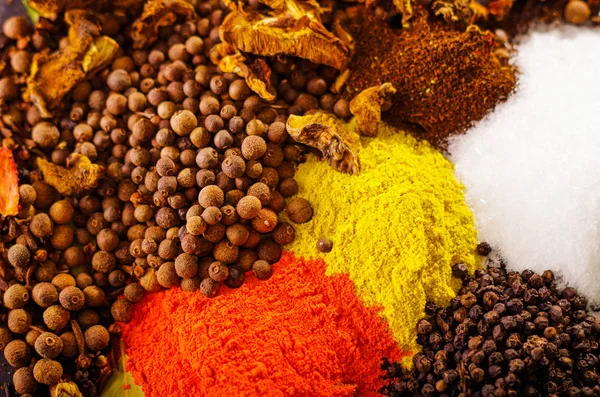 Närbild från ovan olika högar av färgstarka kryddor, vacker rustik miljö, krydda och växtbaserade koncept — Stockfoto