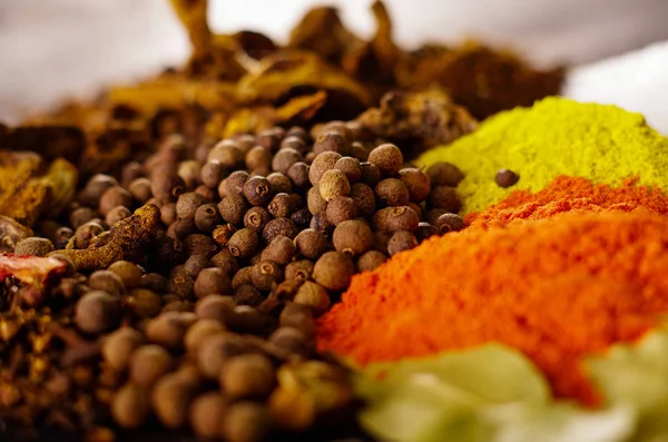 Närbild från ovan olika högar av färgstarka kryddor, vacker rustik miljö, krydda och växtbaserade koncept — Stockfoto