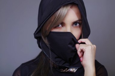 Eşleşen peçe ayarlama el, kullanarak kamera, ninja kavramı karşı karşıya tutan siyah, giyimli samuray kadın