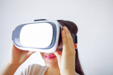 Geleceğin teknolojisi yaşıyor, etkileşim ve oynarken, stüdyo arka plan, vr kavramı gülümseyen sanal gerçeklik giyen genç esmer kadın gözlüğü