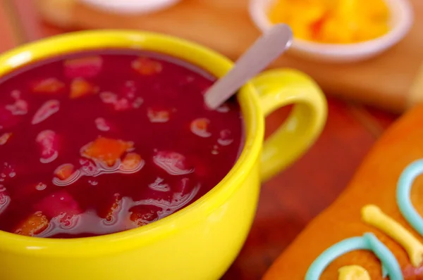 Gele kom met traditionele smakelijke Latijns-Amerikaanse colada morada bessen sap, symboliseert bloed van de overledene, dag van de dode concept — Stockfoto