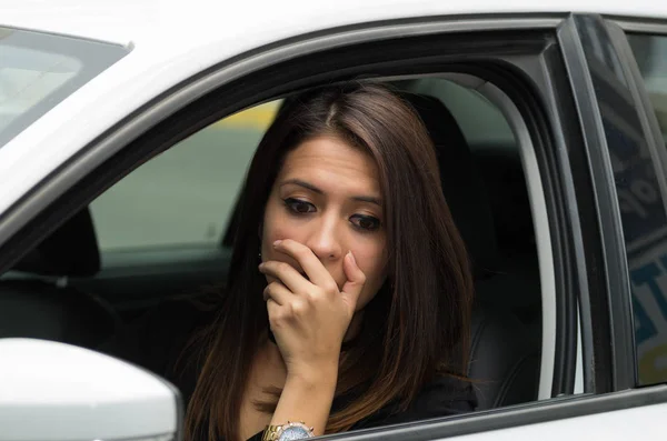 Nahaufnahme junge Frau, die im Auto sitzt und mit Körpersprache interagiert, aus dem Autofenster gesehen, weibliches Fahrerkonzept — Stockfoto