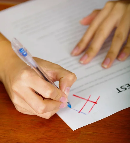 特写女人手使用钢笔，学生概念的考试时在纸张上书写 — 图库照片