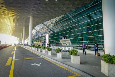 Shenzen, Çin - 29 Ocak, 2017: Terminal ayakta dışında modern Cam mimari ve beyaz panelleri dan görüldüğü gibi Shenzen Havaalanı inşa