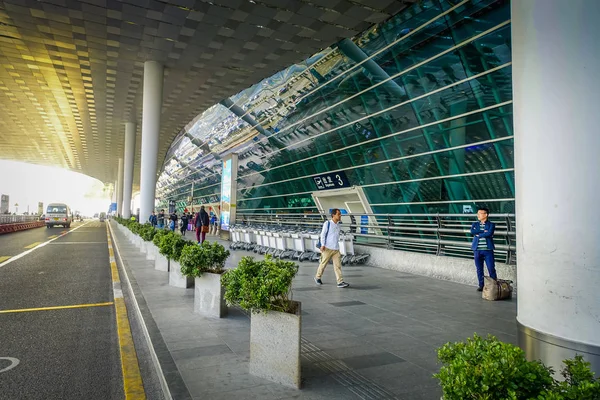 Shenzen, Китай - 29 січня, 2017: терміналу, будівництво Shenzen аеропорту, як видно з стоячи за межами, сучасні скляні панелі архітектури і білий — стокове фото