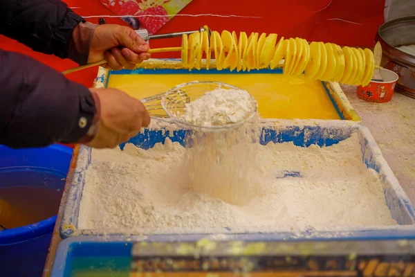 CHONGYUANG TEMPLE, CINA: Deliziose patatine fritte ricce preparate dall'uomo cinese al mercato alimentare intorno all'area del tempio — Foto Stock