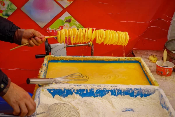 TEMPLO DE CHONGYUANG, CHINA: Deliciosas papas fritas rizadas preparadas por el hombre chino en el mercado de alimentos alrededor del área del templo —  Fotos de Stock