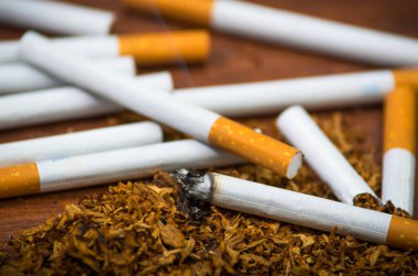 Closeup sigara ve tütün yasaktır kavramı anti ahşap yüzeyde etrafında yalan