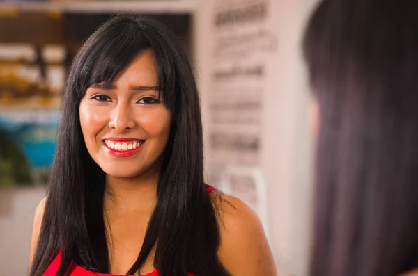 Hermosa morena sonriendo naturalmente, vista desde atrás y la cara reflejándose en el espejo — Foto de Stock