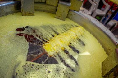 Chongyuang Tapınağı, Çin - 29 Ocak, 2017: lezzetli kıvırcık patates kızartması Çinli gıda Market tapınak çevresinde tarafından hazırlanmaktadır