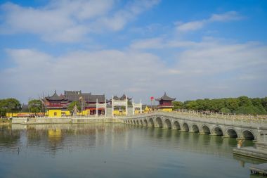 Chongyuang Tapınağı, Çin: Chongyuang tapınak kompleksi, ensemble tapınaklar, göller ve bahçelerle, güzel binalar ve mimari yürüyüş