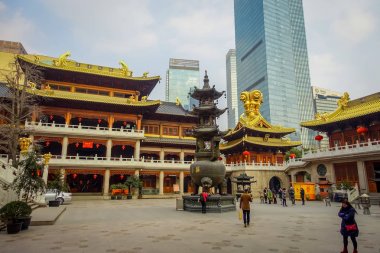 Shanghai, Çin - 29 Ocak, 2017: güzel tapınak Ambras Kalesi çevreye antik plaza çok güzel heykel ile bina merkezli, modern gökdelenler arka plan