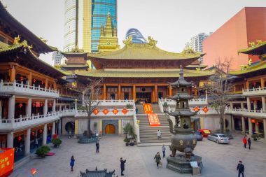 Shanghai, Çin - 29 Ocak, 2017: dini alter sarı ve kırmızı renkli tema, Merkezi, duran Buda heykeli altın bulunan Jingan temple geleneksel Çince mahalle