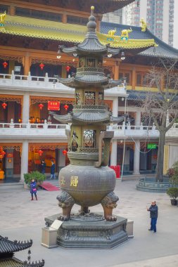 Shanghai, Çin: uzun boylu metal anıt plaza Jingan temple mahalle, geleneksel Antik Çin tasarım içinde yer alan