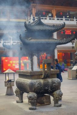 Shanghai, Çin: Büyük geleneksel metal yapı güzel oymalar, içinde ateş ve duman çıkan adam, Jingan temple mahalle ile