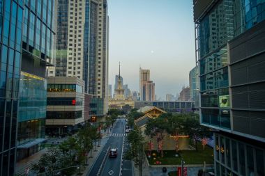 Shanghai, Çin: geleneksel Jingan temple mahallede modern uzun boylu ofis binaları arka planda yürüyen