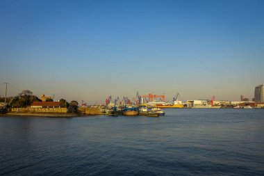 Shanghai, Çin: Shanghai riverbank, endüstriyel tekneler ve bazı İmkanlar waterfront, güzel mavi gökyüzü yalan bağlantı noktası