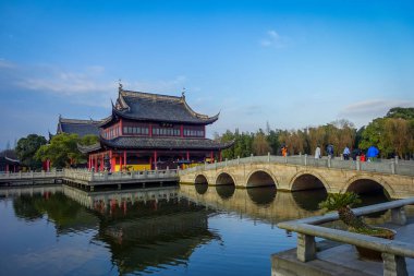 Shanghai, Çin: Zhouzhuang su şehri, antik kenti bölge kanalları ve popüler turistik alan büyüleyici eski binalar içinde yer alan güzel geleneksel Çince binalar