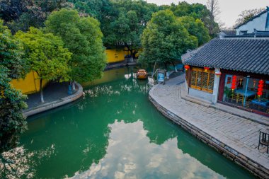 Shanghai, Çin - 29 Ocak, 2017: ünlü Zhouzhuang su şehri, antik kent bölgesi kanalları ve popüler turistik alan büyüleyici eski binalar