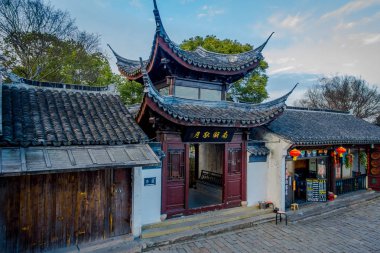 Shanghai, Çin: Güzel giriş Zhouzhuang su şehri, antik kenti bölge kanalları ve popüler turistik alan büyüleyici eski binalar içinde yer alan özelliğine