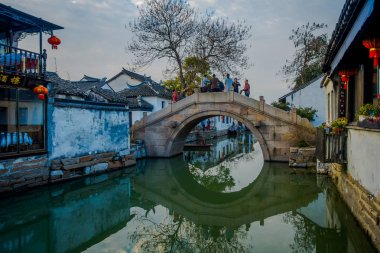 Shanghai, Çin: Zhouzhuang su şehri, antik kenti bölge kanalları ve popüler turistik alan büyüleyici eski binalar içinde yer alan çok güzel küçük bir köprü