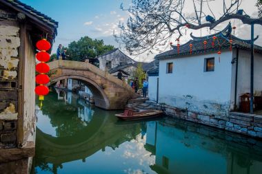 Shanghai, Çin: Zhouzhuang su şehri, antik kenti bölge kanalları ve popüler turistik alan büyüleyici eski binalar içinde yer alan çok güzel küçük bir köprü