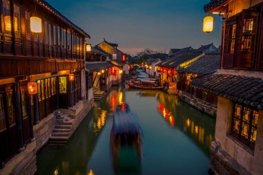 Shanghai, Çin: Güzel bir akşam ışık sihirli ruh Zhouzhuang su town, eski şehir bölgesi kanalları ve eski binalar, büyüleyici popüler turistik alan içinde oluşturur.