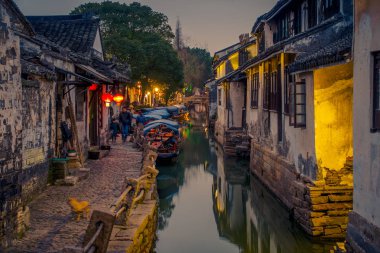 Shanghai, Çin: Güzel bir akşam ışık sihirli ruh Zhouzhuang su town, eski şehir bölgesi kanalları ve eski binalar, büyüleyici popüler turistik alan içinde oluşturur.
