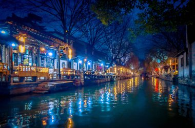 Shanghai, Çin: Güzel bir akşam ışık sihirli ruh Zhouzhuang su town, eski şehir bölgesi kanalları ve eski binalar, büyüleyici popüler turistik alan içinde oluşturur.