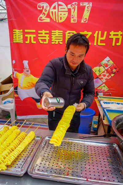 CHONGYUANG TEMPLE, CHINE - 29 JANVIER 2017 : De délicieuses frites de pommes de terre frisées préparées par un Chinois au marché alimentaire autour du temple — Photo