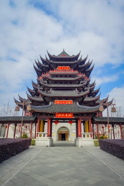 Chongyuang 寺院、中国 - 2017 年 1 月 29 日: 素晴らしい素敵な晴れた日に中くらい距離から見た中国の建築様式が美しい赤と黒の塔 — ストック写真