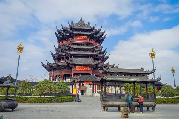 Chongyuang 寺院、中国 - 2017 年 1 月 29 日: 素晴らしい素敵な晴れた日に中くらい距離から見た中国の建築様式が美しい赤と黒の塔 — ストック写真