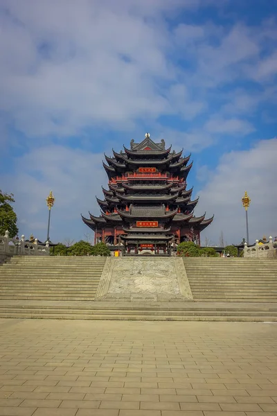 CHONGYUANG TEMPLE, CINA: Bella torre rossa e nera con splendida architettura cinese, vista da media distanza in una bella giornata di sole — Foto Stock