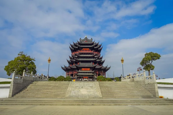 素晴らしい素敵な晴れた日に中くらい距離から見た中国の建築様式と Chongyuang 寺院、中国: 美しい赤と黒の塔 — ストック写真