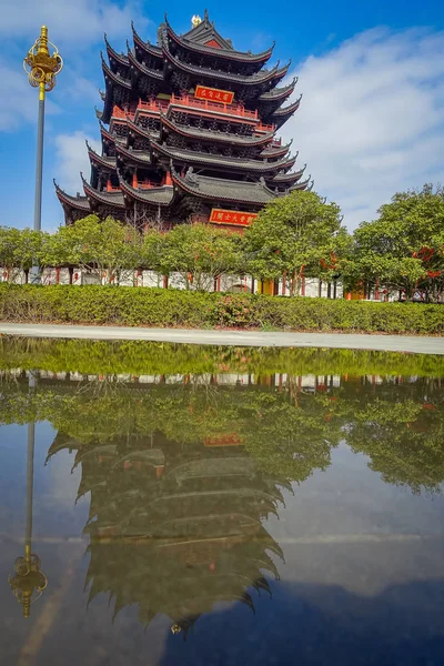 Chongyuang 寺院、中国 - 2017 年 1 月 29 日: 素晴らしい素敵な晴れた日に中くらい距離から見た中国の建築様式が美しい赤と黒の塔 — ストック写真