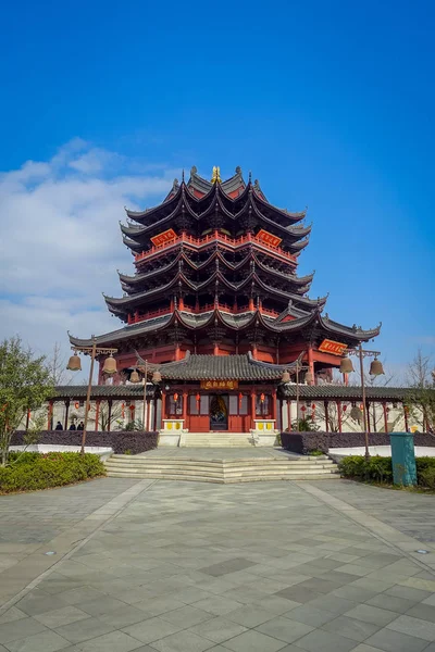 Chongyuang 寺院、中国 - 2017 年 1 月 29 日: 素晴らしい素敵な晴れた日に中くらい距離から見た中国の建築様式が美しい赤と黒の塔 — ストック写真