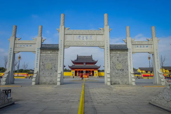 Chongyuang 寺院、中国: 寺院、湖と庭園、美しい建物と建築の Chongyuang 寺院、複雑なアンサンブルを歩いてください。 — ストック写真