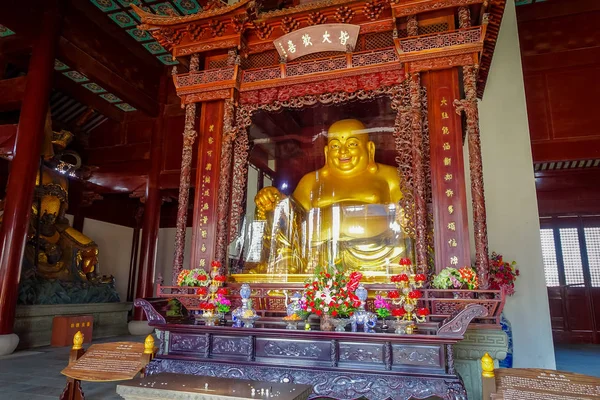 Chongyuang 寺院、中国 - 2017 年 1 月 29 日: 宗教的な意味、寺院の複合体の部分、寺院、湖と庭園、美しい建物と建築のアンサンブルの古代の像 — ストック写真