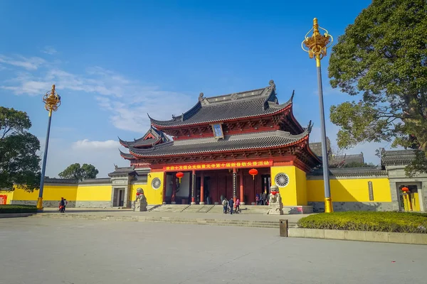 CHONGYUANG TEMPLE, CHINA - 29 ENERO 2017: Caminando por el complejo de templos de Chongyuang, conjunto de templos, lagos y jardines, hermosos edificios y arquitectura — Foto de Stock