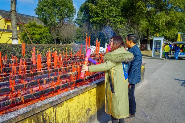 Chongyuang 寺院、中国 - 2017 年 1 月 29 日: 多くの赤いキャンドル ライト、寺院の複合体の部分、寺院、湖と庭園、美しい建物と建築のアンサンブルと木製のテーブル構造 — ストック写真