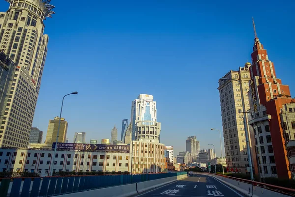 SHANGHAI, CHINA: Alguns edifícios altos e modernos que perfazem o horizonte, caminhando pelas ruas de Xangai — Fotografia de Stock