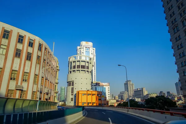 中国: 上海一部背の高い近代的な建物地平線を作る、上海の街を歩いて — ストック写真