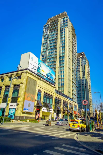 SHANGHAI, CHINA - 29 JANEIRO, 2017: Caminhando pelo distrito de concessão francesa de Xangai, destino popular para os turistas, aqui visto com edifícios mais modernos em segundo plano — Fotografia de Stock