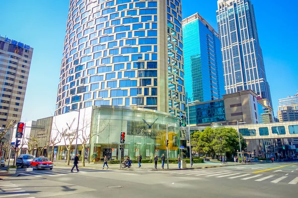 Shanghai, Kina - 29 januari 2017: gå runt den franska koncessionen i Shanghai, populär destination för turister, här ses med modernare byggnader i bakgrunden — Stockfoto