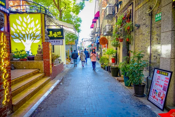 SHANGHAI, CHINA - 29 ENERO 2017: Caminando por el distrito francés de concesiones de Shanghai, destino popular para los turistas con calles encantadoras, tiendas y restaurantes — Foto de Stock